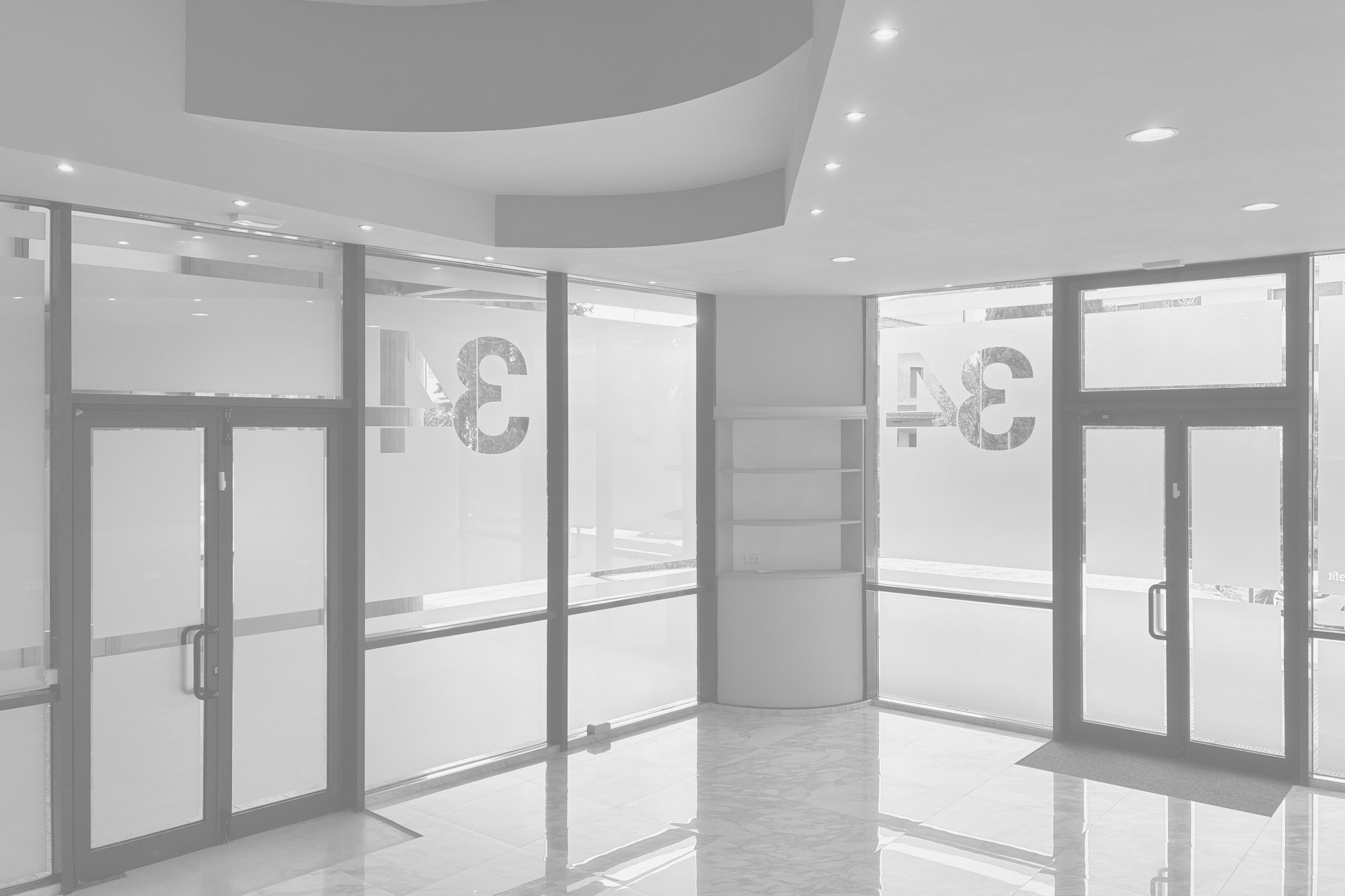 Ingresso di Studio Trentaquattro a Pistoia, vetrate e pavimento in marmo