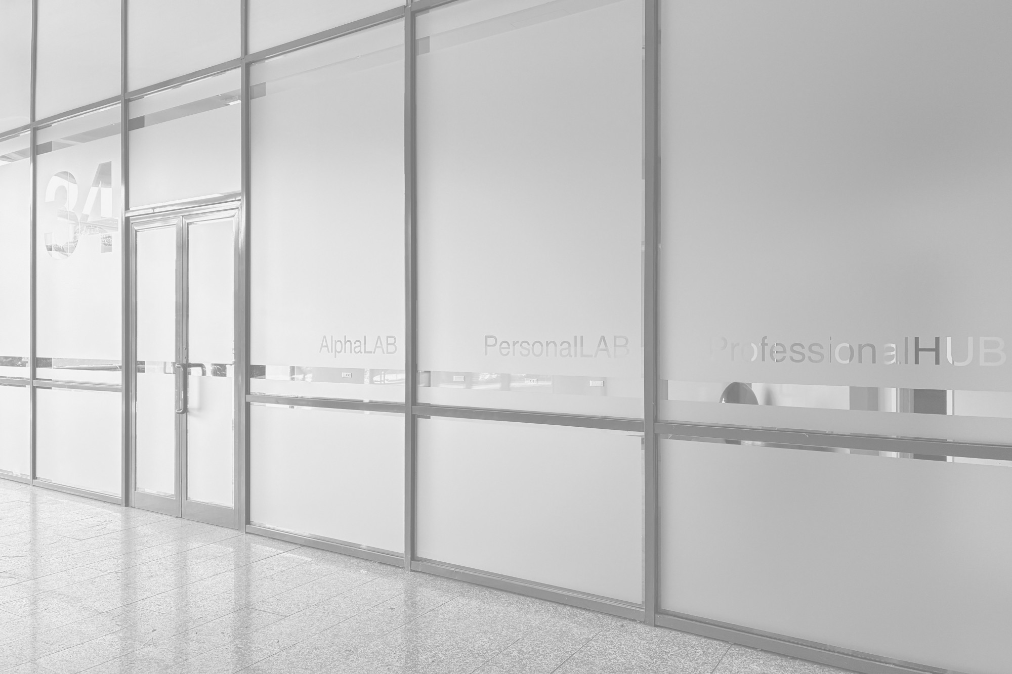 Vetrata di Studio Trentaquattro con i nomi AlphaLAB, PersonalLAB e ProfessionalHUB